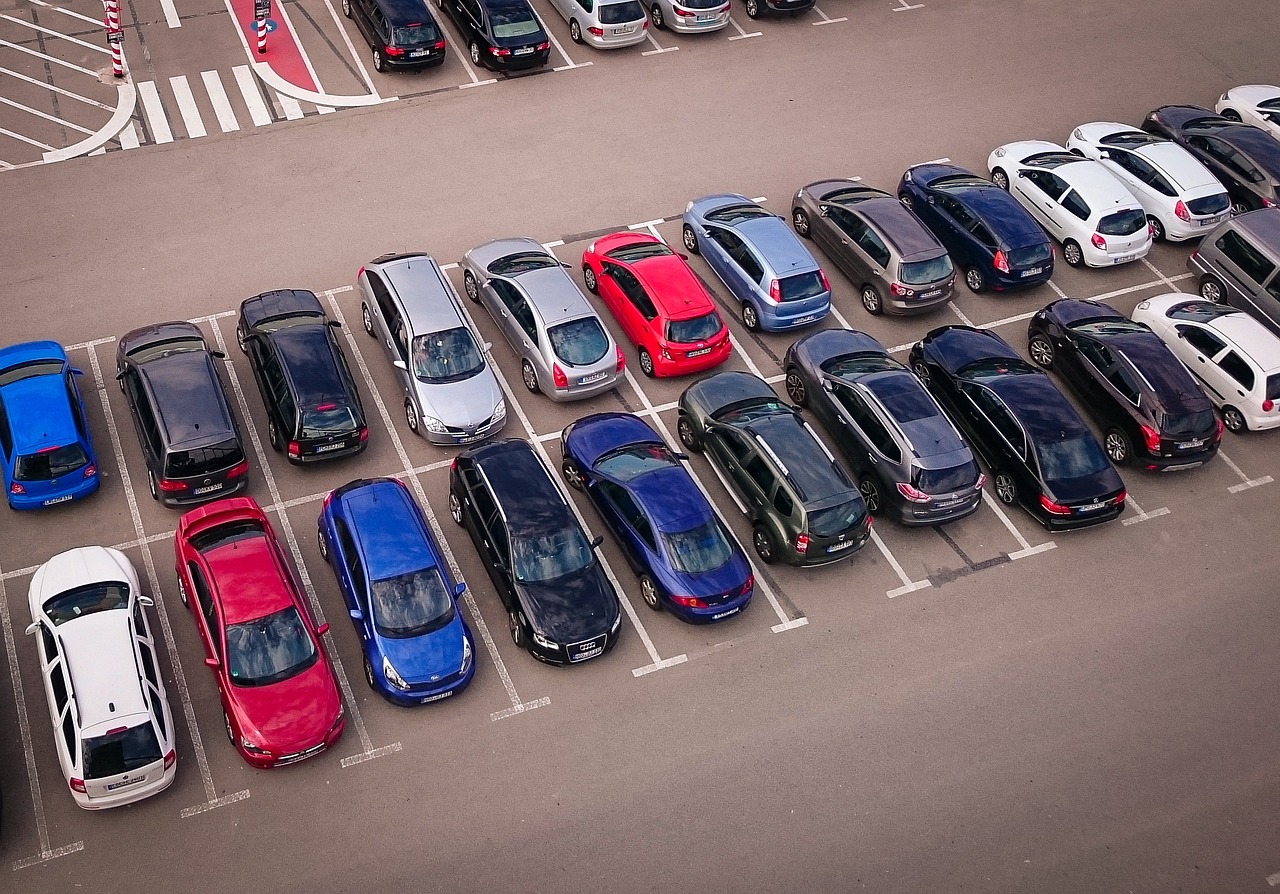 Oszczędne rozwiązania parkingowe w pobliżu głównego portu lotniczego